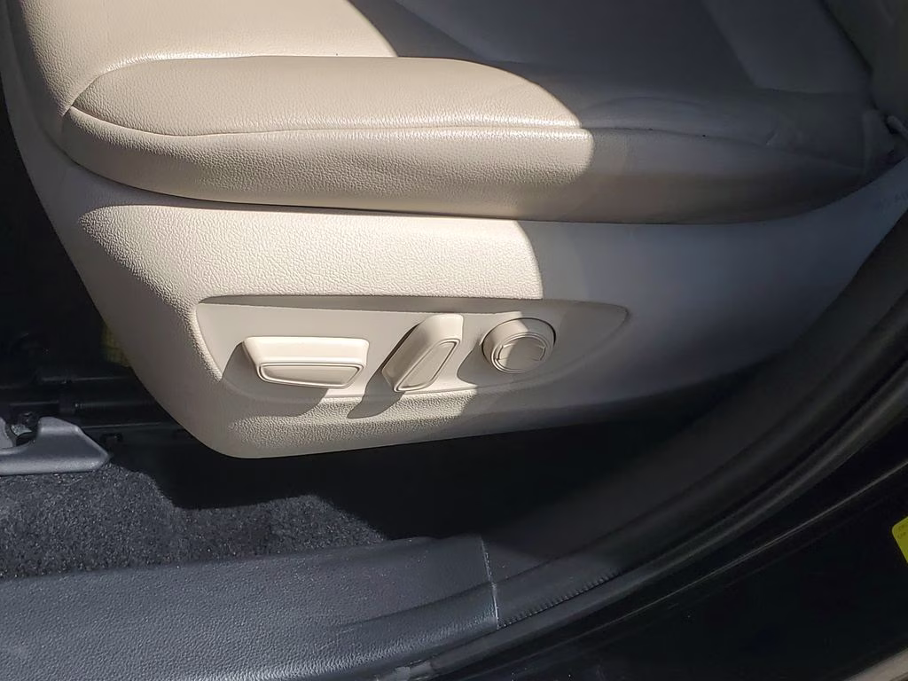2022 Midnight Black Metallic Toyota Highlander XLE FWD SUV