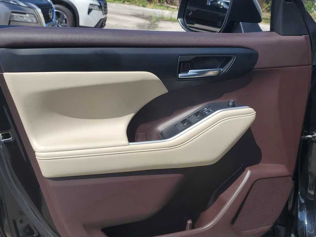 2022 Midnight Black Metallic Toyota Highlander XLE FWD SUV