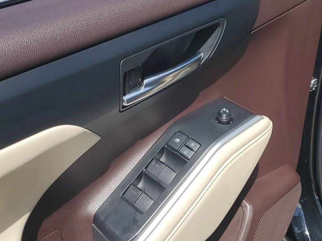 2022 Midnight Black Metallic Toyota Highlander XLE FWD SUV
