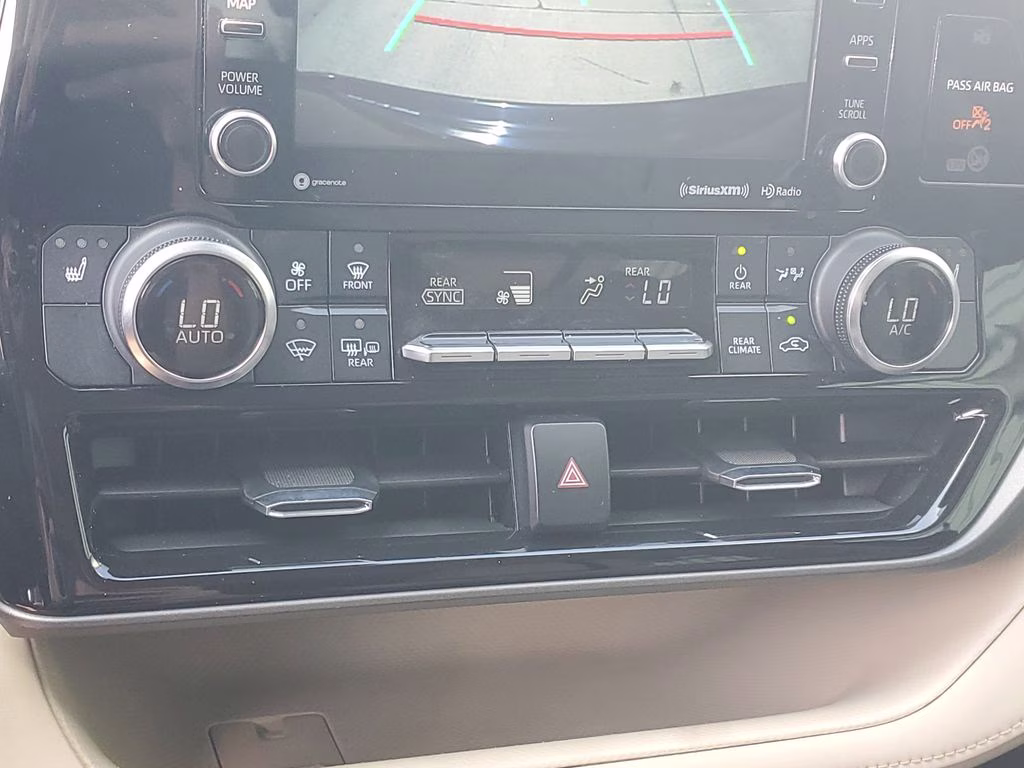2022 Midnight Black Metallic Toyota Highlander XLE FWD SUV