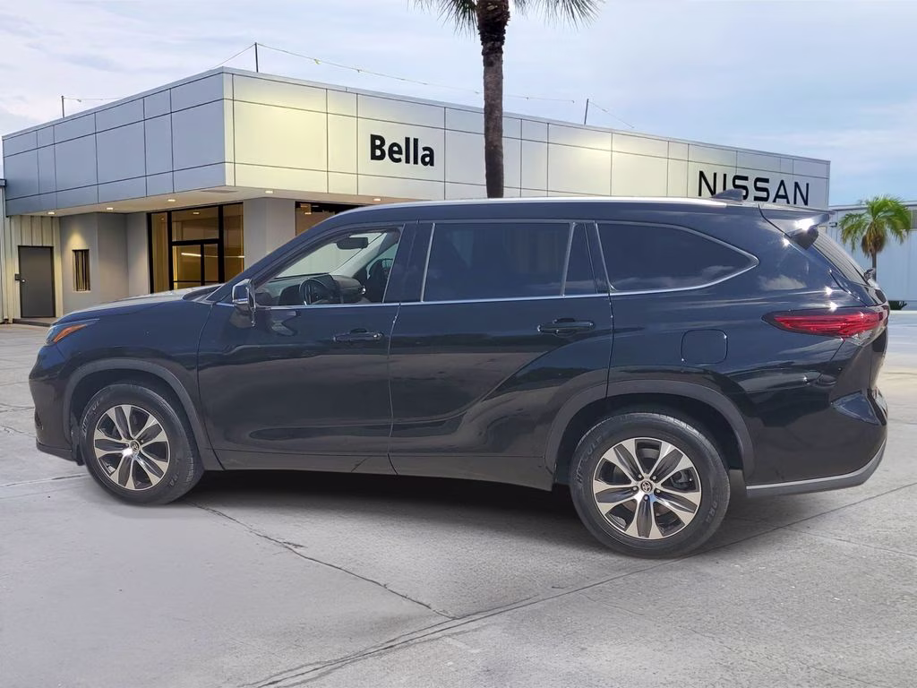 2022 Midnight Black Metallic Toyota Highlander XLE FWD SUV