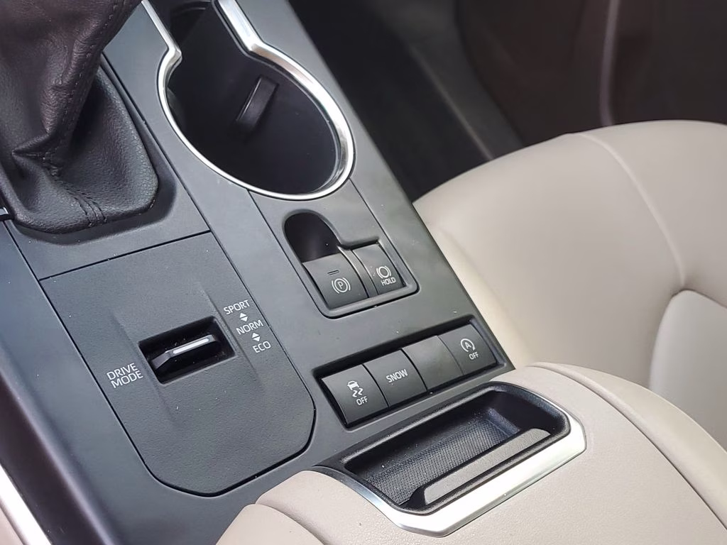 2022 Midnight Black Metallic Toyota Highlander XLE FWD SUV