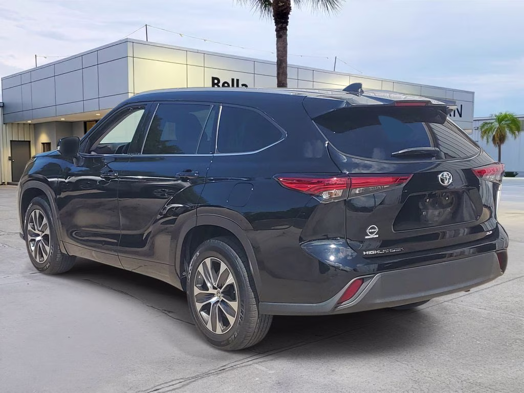 2022 Midnight Black Metallic Toyota Highlander XLE FWD SUV