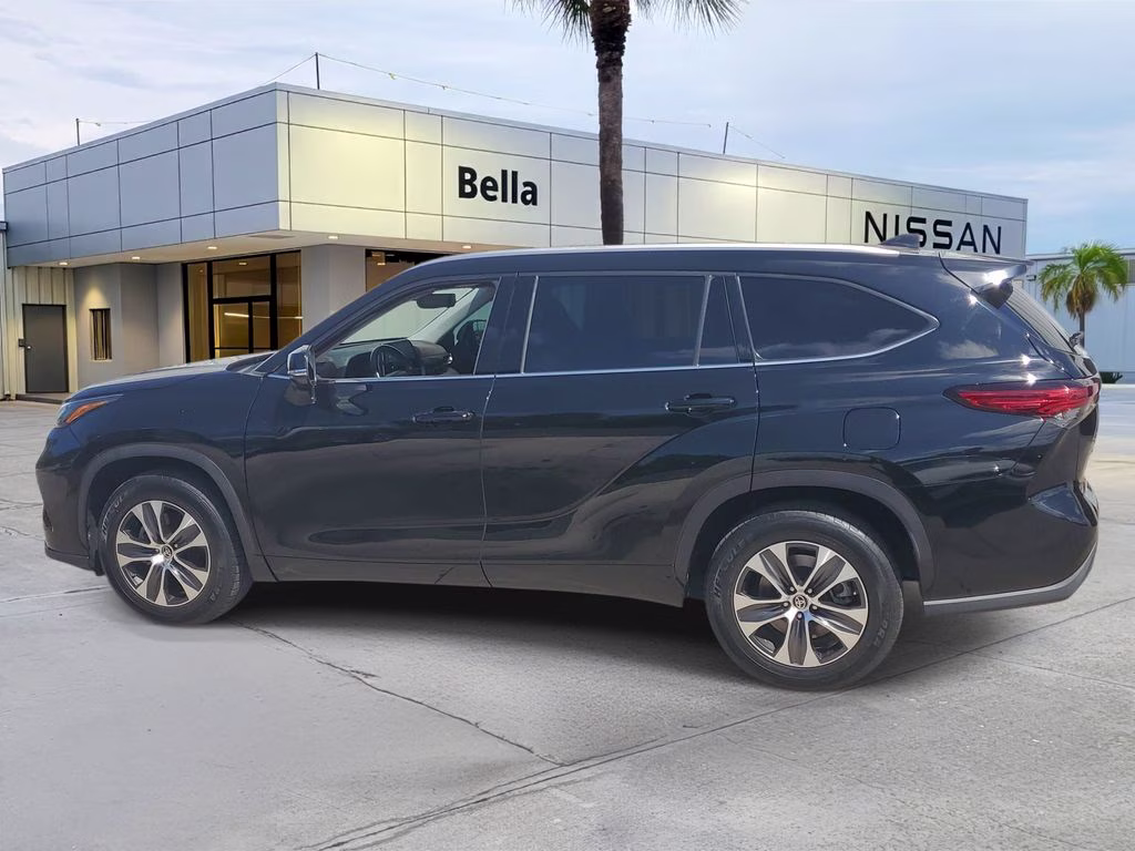 2022 Midnight Black Metallic Toyota Highlander XLE FWD SUV
