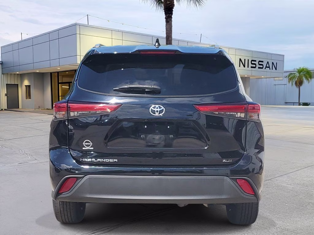 2022 Midnight Black Metallic Toyota Highlander XLE FWD SUV