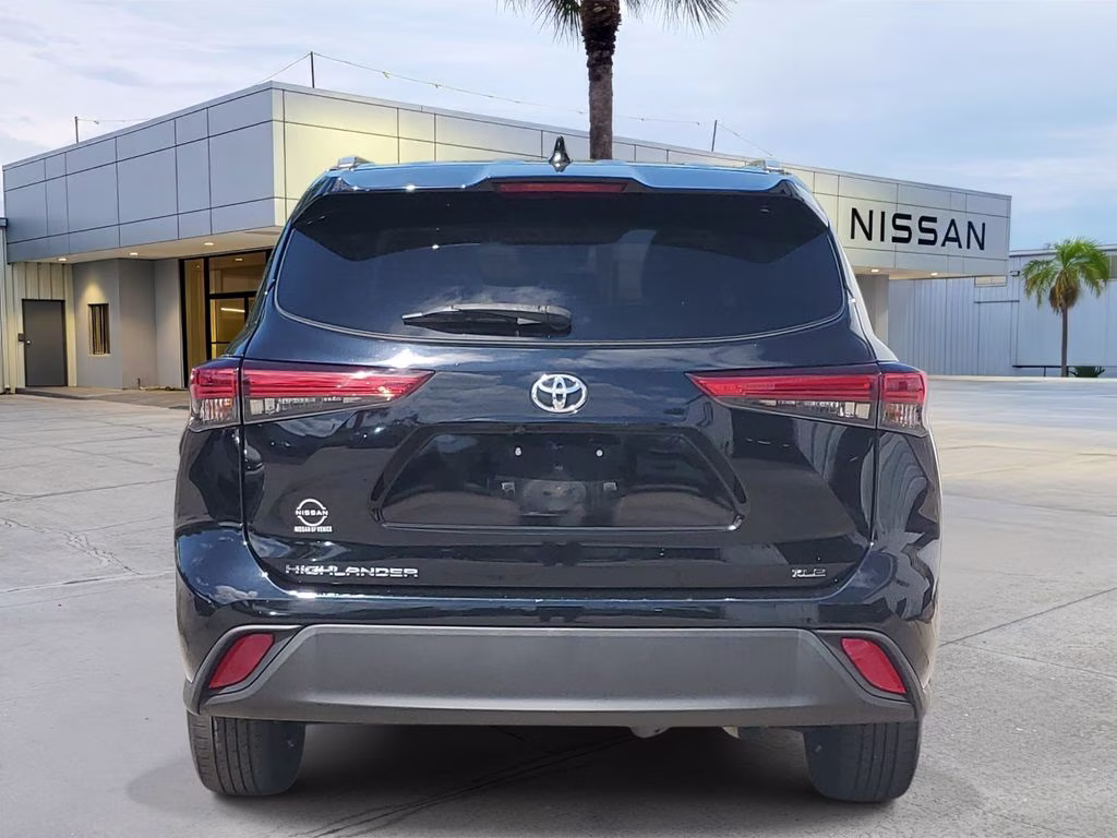 2022 Midnight Black Metallic Toyota Highlander XLE FWD SUV