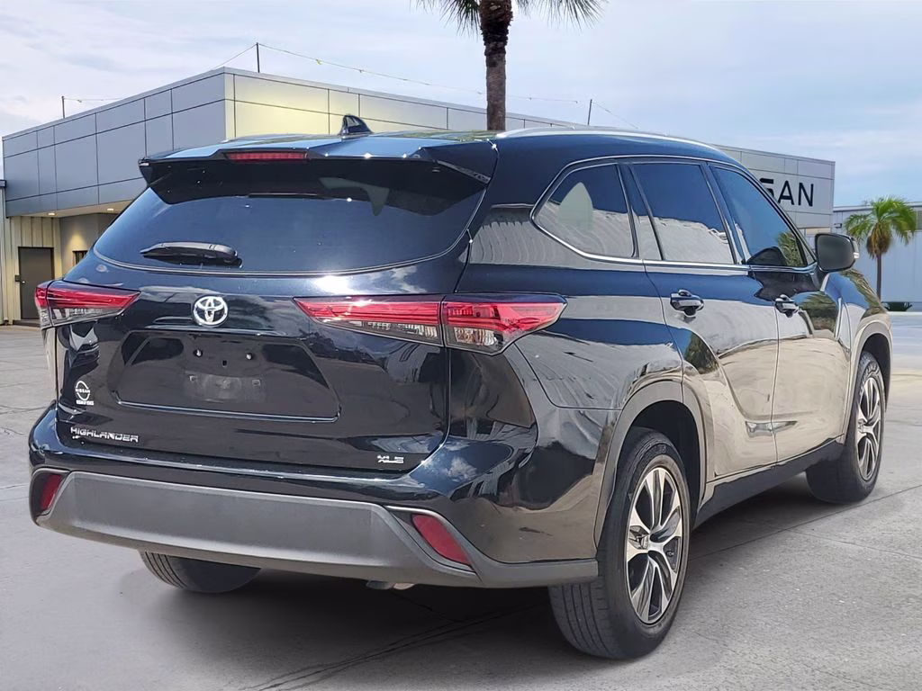 2022 Midnight Black Metallic Toyota Highlander XLE FWD SUV