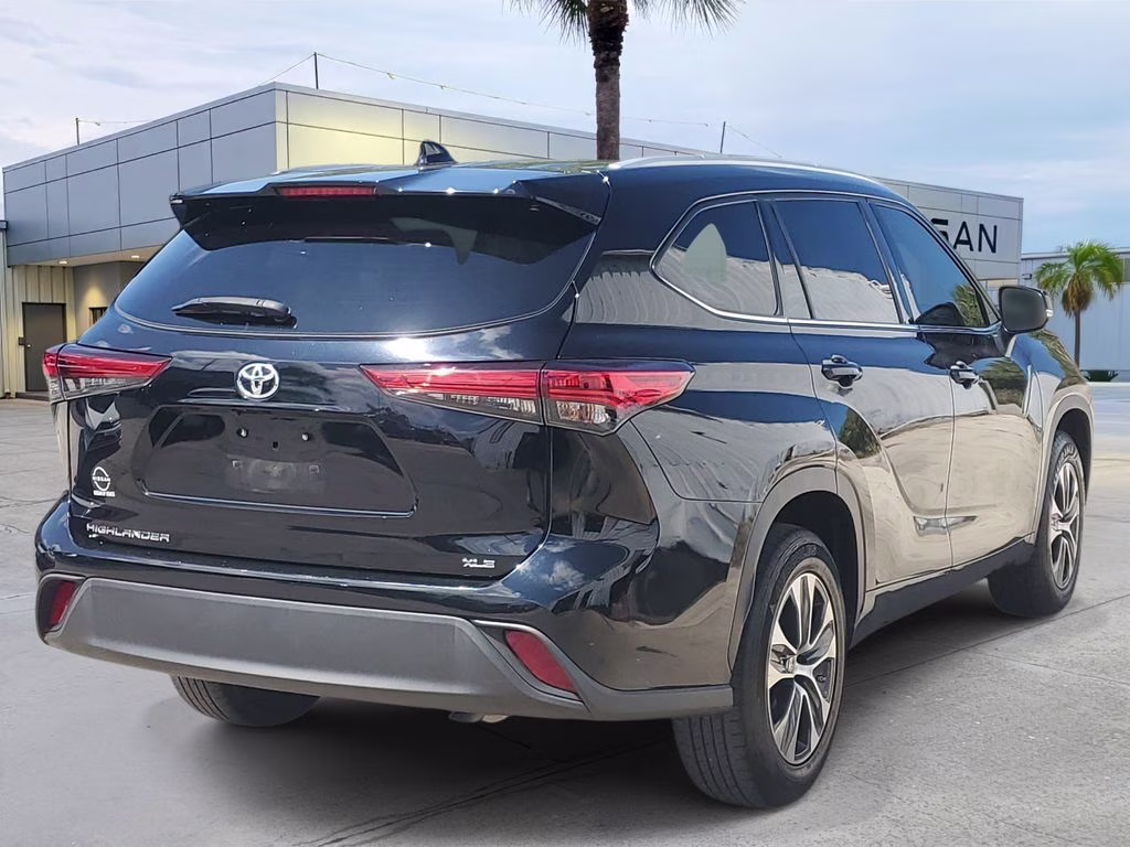 2022 Midnight Black Metallic Toyota Highlander XLE FWD SUV