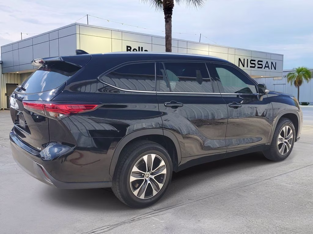 2022 Midnight Black Metallic Toyota Highlander XLE FWD SUV