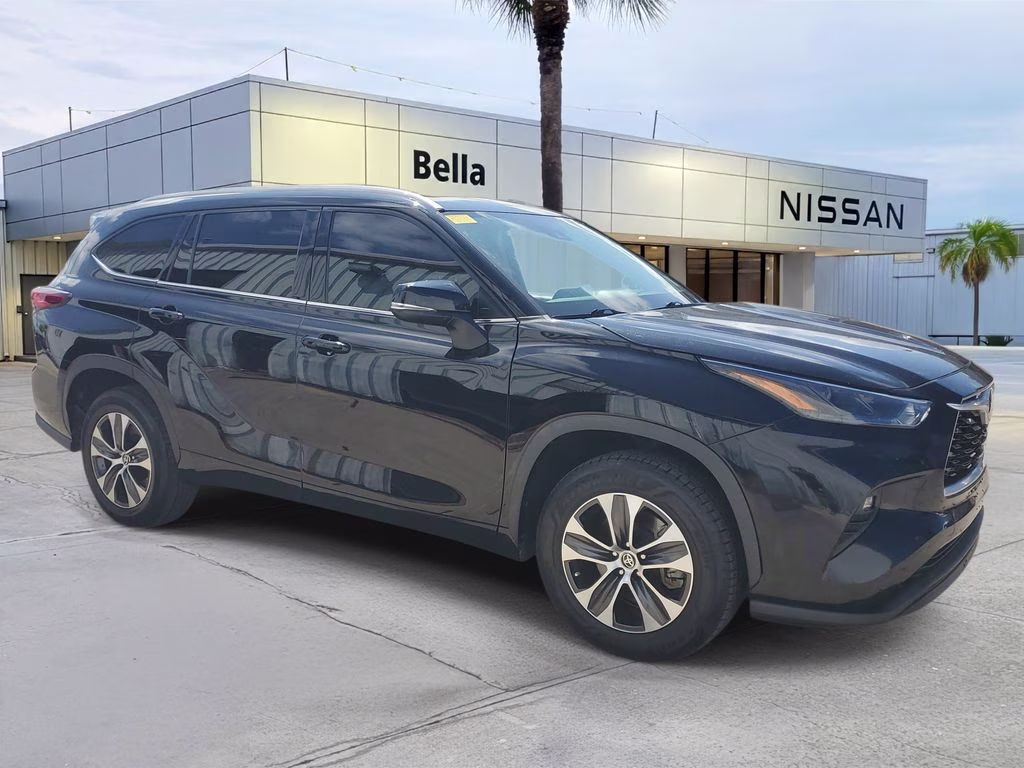 2022 Midnight Black Metallic Toyota Highlander XLE FWD SUV
