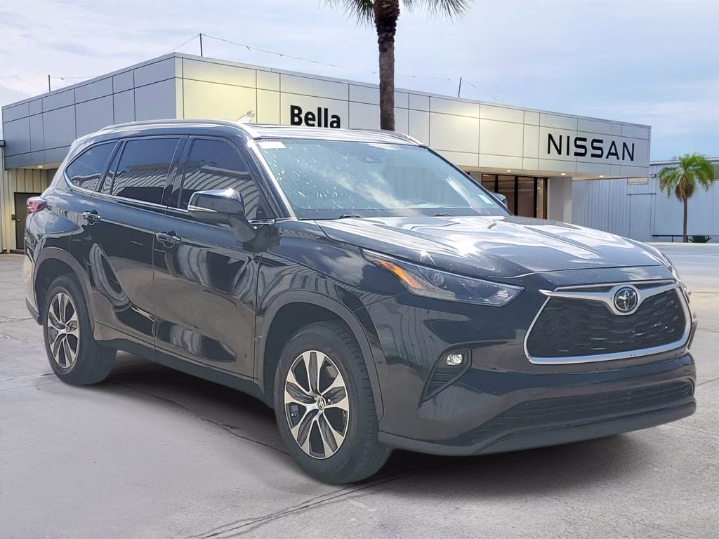 2022 Midnight Black Metallic Toyota Highlander XLE FWD SUV