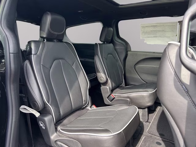 2027 Diamond Black Crystal Pearlcoat Chrysler Pacifica Limited AWD Van
