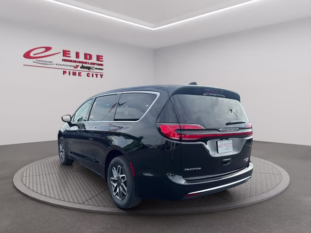 2027 Diamond Black Crystal Pearlcoat Chrysler Pacifica Limited AWD Van