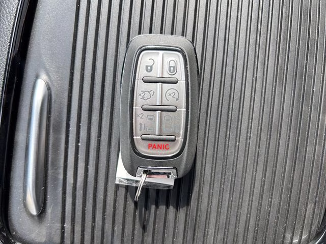 2027 Diamond Black Crystal Pearlcoat Chrysler Pacifica Limited AWD Van