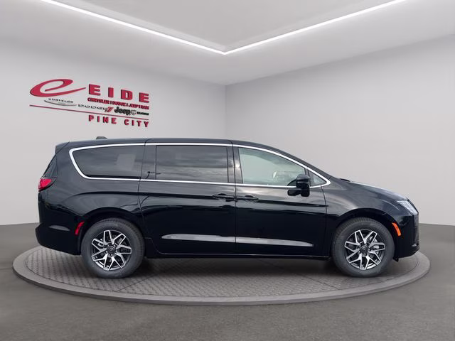 2027 Diamond Black Crystal Pearlcoat Chrysler Pacifica Limited AWD Van