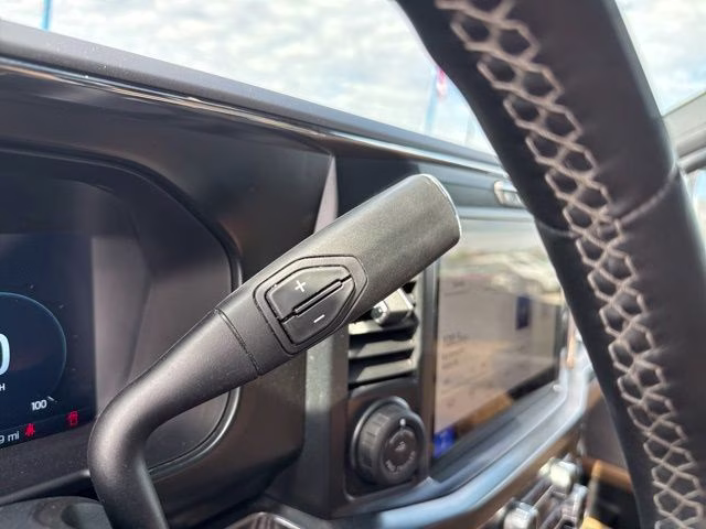 2025 Oxford White Ford Super Duty F-350 SRW Lariat 4X4 Truck