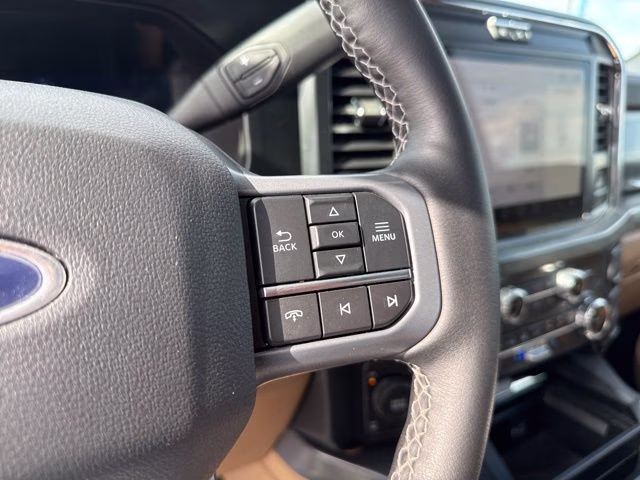 2025 Oxford White Ford Super Duty F-350 SRW Lariat 4X4 Truck
