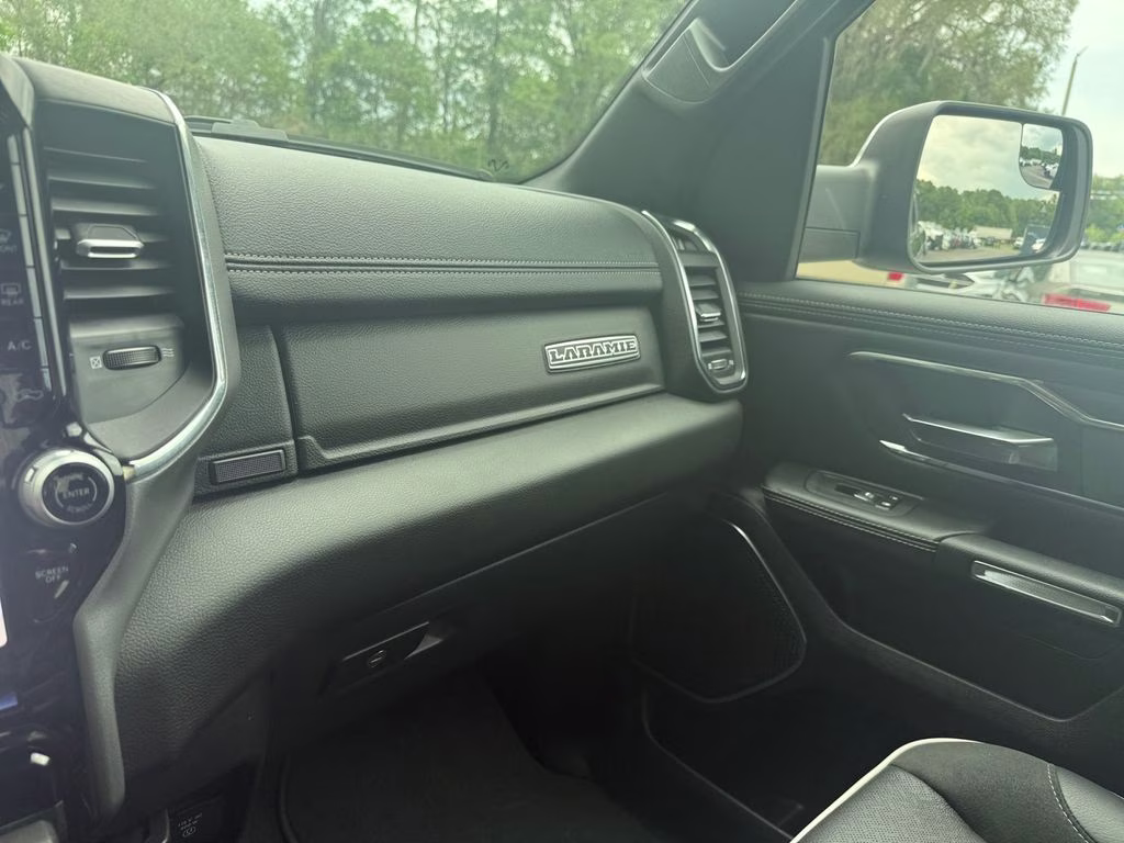 2025 Diamond Black Crystal Pearlcoat Ram 1500 Laramie 4X4 Truck