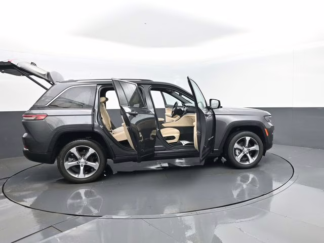 2023 Baltic Gray Metallic Clearcoat Jeep Grand Cherokee Limited 4X4 SUV