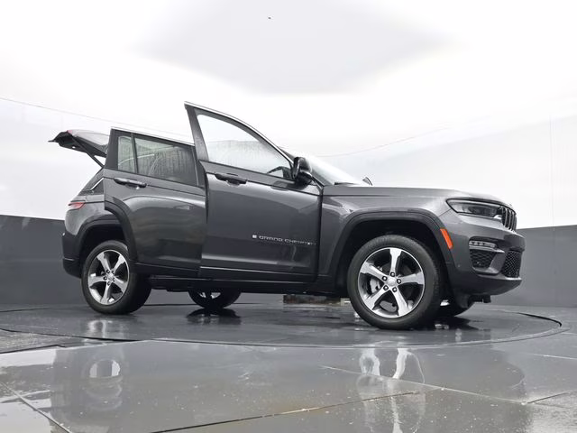 2023 Baltic Gray Metallic Clearcoat Jeep Grand Cherokee Limited 4X4 SUV