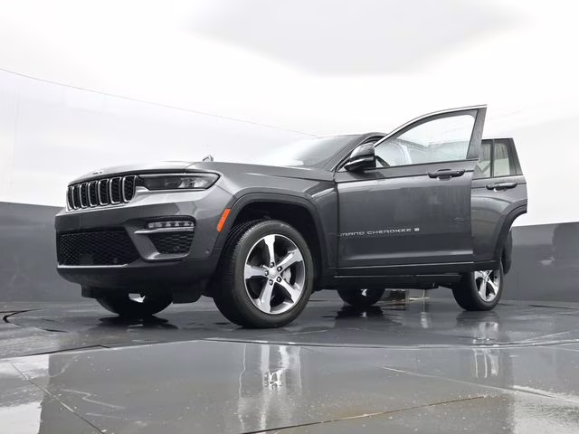 2023 Baltic Gray Metallic Clearcoat Jeep Grand Cherokee Limited 4X4 SUV