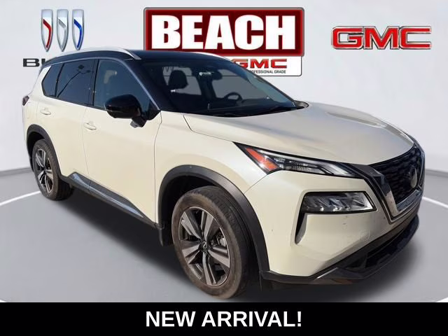 2023 Pearl White Tricoat/Super Black Nissan Rogue SL FWD SUV