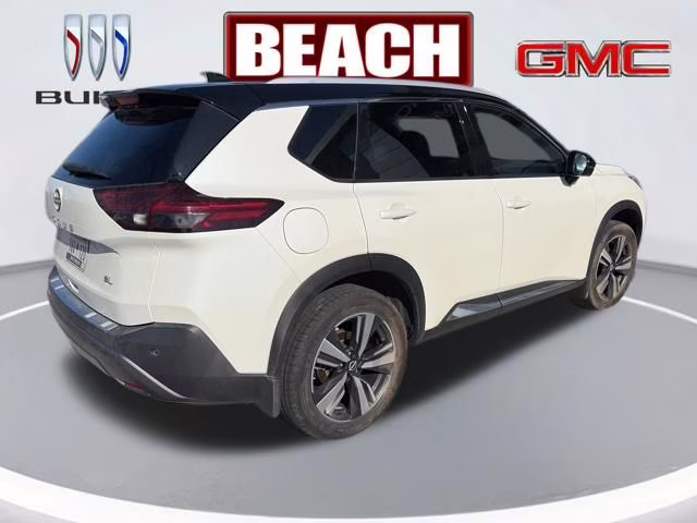 2023 Pearl White Tricoat/Super Black Nissan Rogue SL FWD SUV