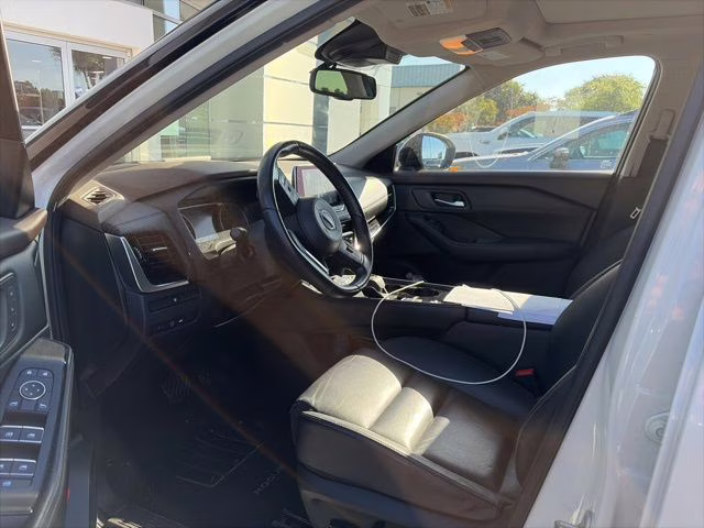 2023 Pearl White Tricoat/Super Black Nissan Rogue SL FWD SUV