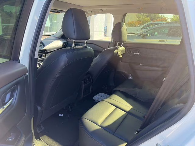 2023 Pearl White Tricoat/Super Black Nissan Rogue SL FWD SUV
