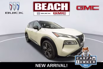 2023 Pearl White Tricoat/Super Black Nissan Rogue SL FWD SUV