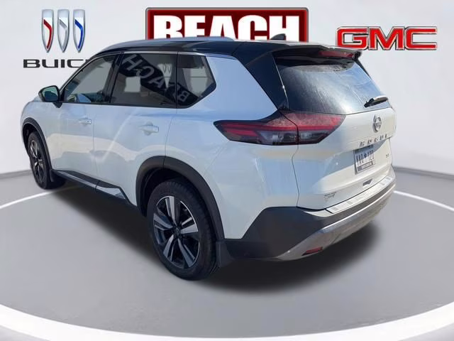 2023 Pearl White Tricoat/Super Black Nissan Rogue SL FWD SUV