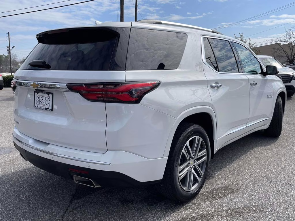 2023 Iridescent Pearl Tricoat Chevrolet Traverse High Country FWD SUV