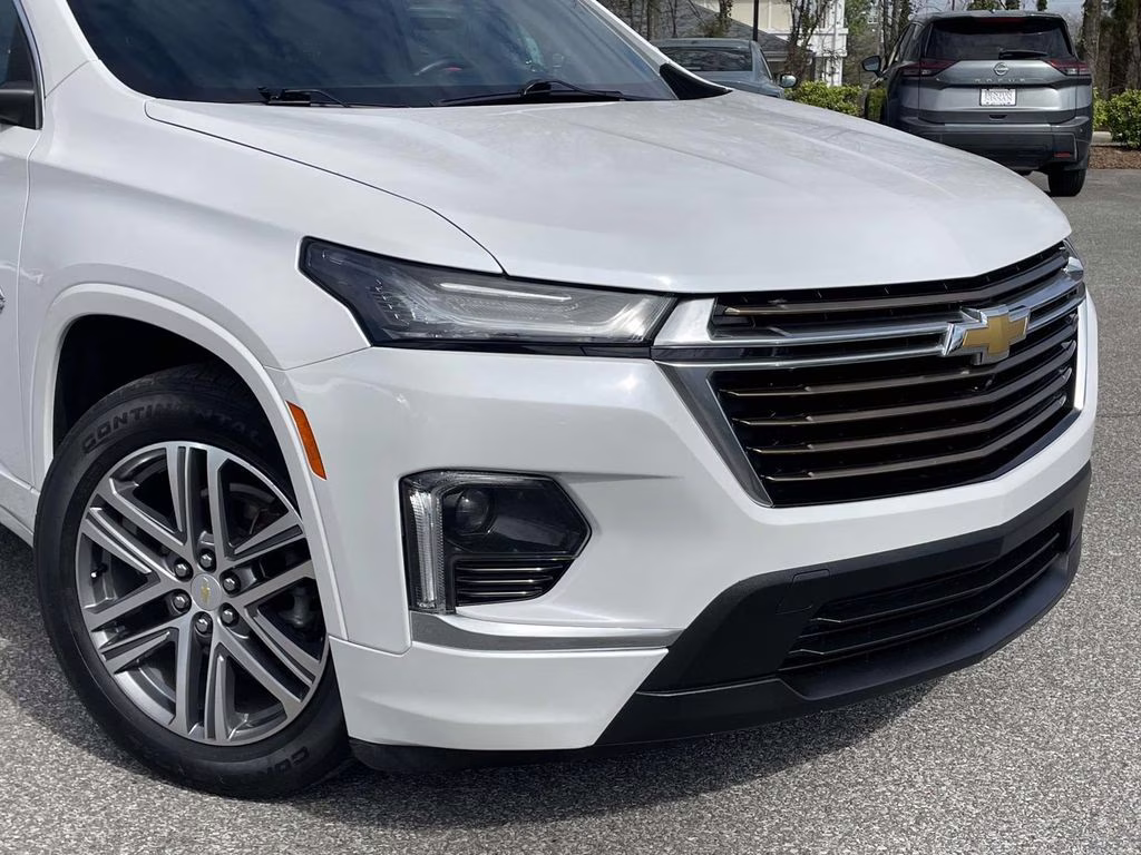 2023 Iridescent Pearl Tricoat Chevrolet Traverse High Country FWD SUV