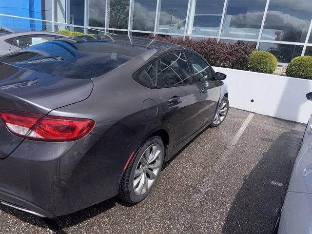 2015 Granite Crystal Metallic Clearcoat Chrysler 200 S FWD Sedan