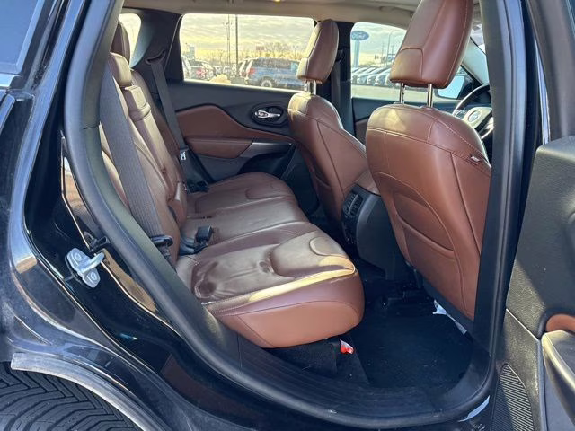 2019 Diamond Black Crystal Pearlcoat Jeep Cherokee Overland 4X4 SUV