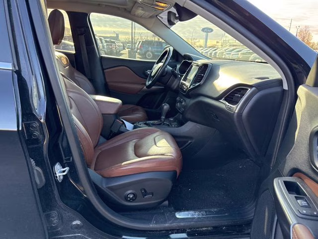 2019 Diamond Black Crystal Pearlcoat Jeep Cherokee Overland 4X4 SUV