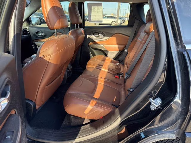 2019 Diamond Black Crystal Pearlcoat Jeep Cherokee Overland 4X4 SUV