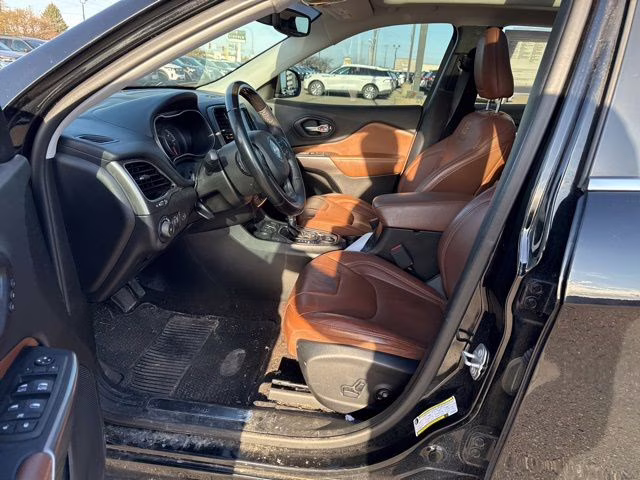 2019 Diamond Black Crystal Pearlcoat Jeep Cherokee Overland 4X4 SUV
