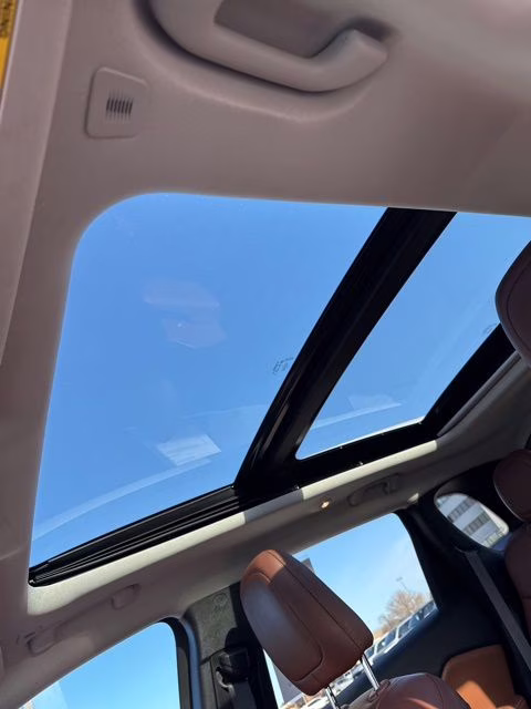 2019 Diamond Black Crystal Pearlcoat Jeep Cherokee Overland 4X4 SUV