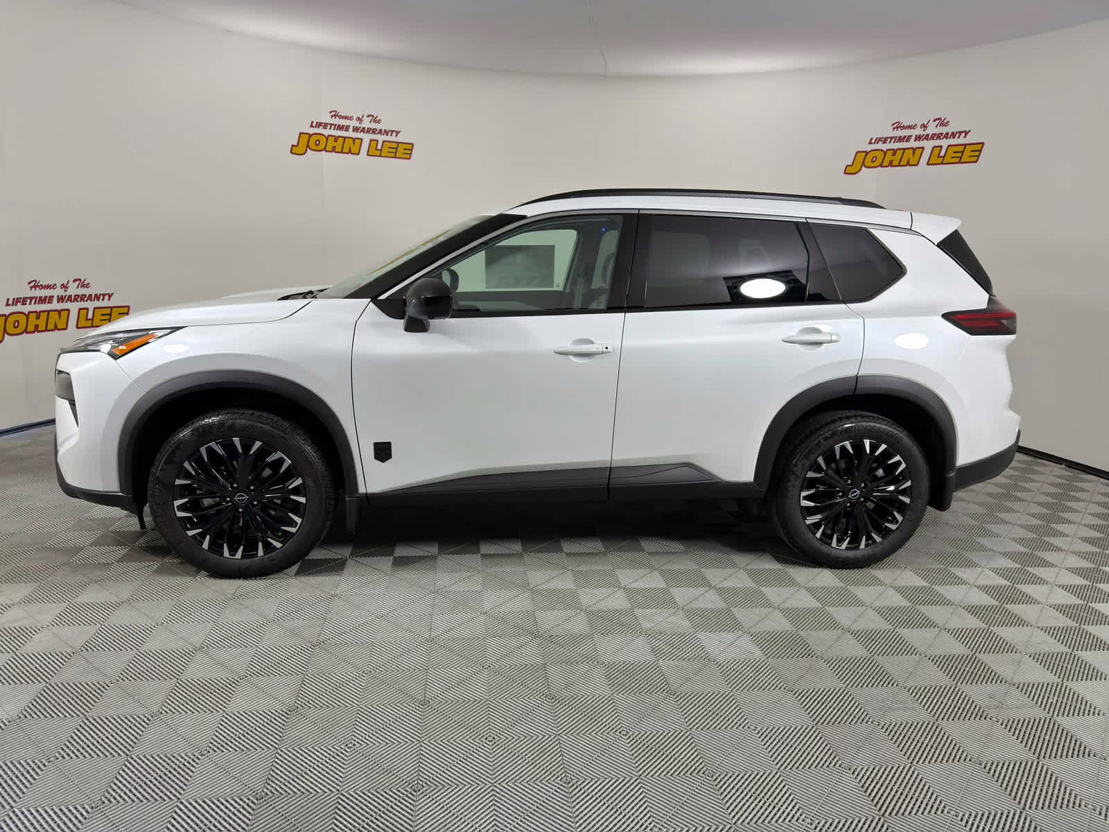 2026 Everest White Pearl Tricoat Nissan Rogue Dark Armor FWD SUV