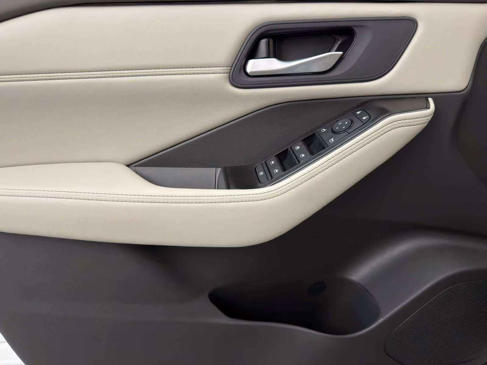 2026 Everest White Pearl Tricoat Nissan Rogue Dark Armor FWD SUV