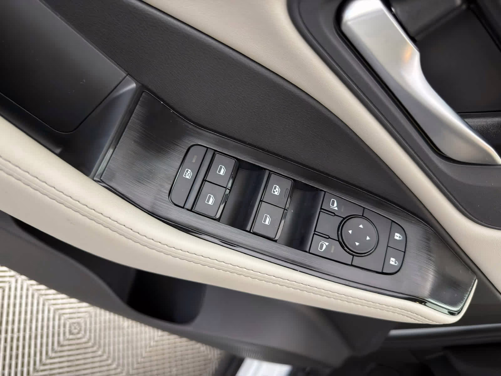 2026 Everest White Pearl Tricoat Nissan Rogue Dark Armor FWD SUV