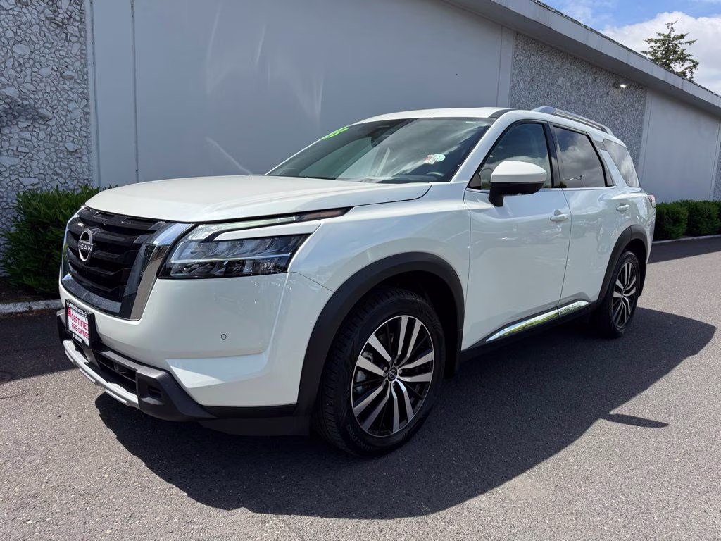 2023 Pearl White Tricoat Nissan Pathfinder Platinum 4X4 SUV