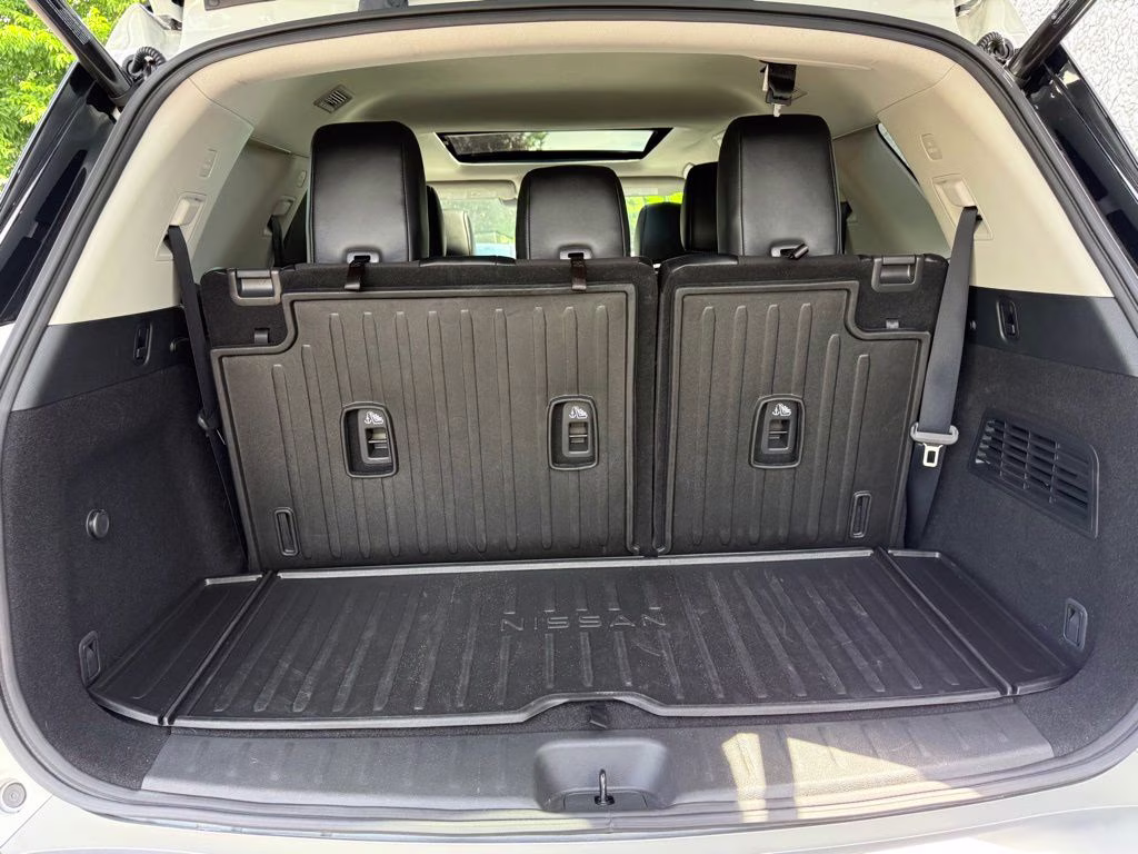 2023 Pearl White Tricoat Nissan Pathfinder Platinum 4X4 SUV