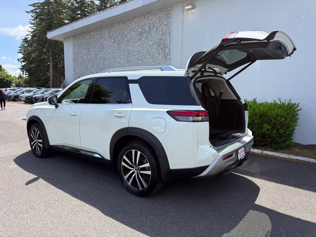 2023 Pearl White Tricoat Nissan Pathfinder Platinum 4X4 SUV