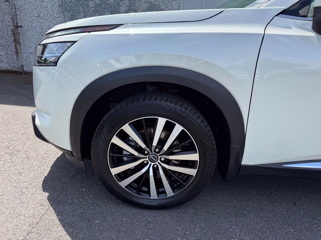 2023 Pearl White Tricoat Nissan Pathfinder Platinum 4X4 SUV