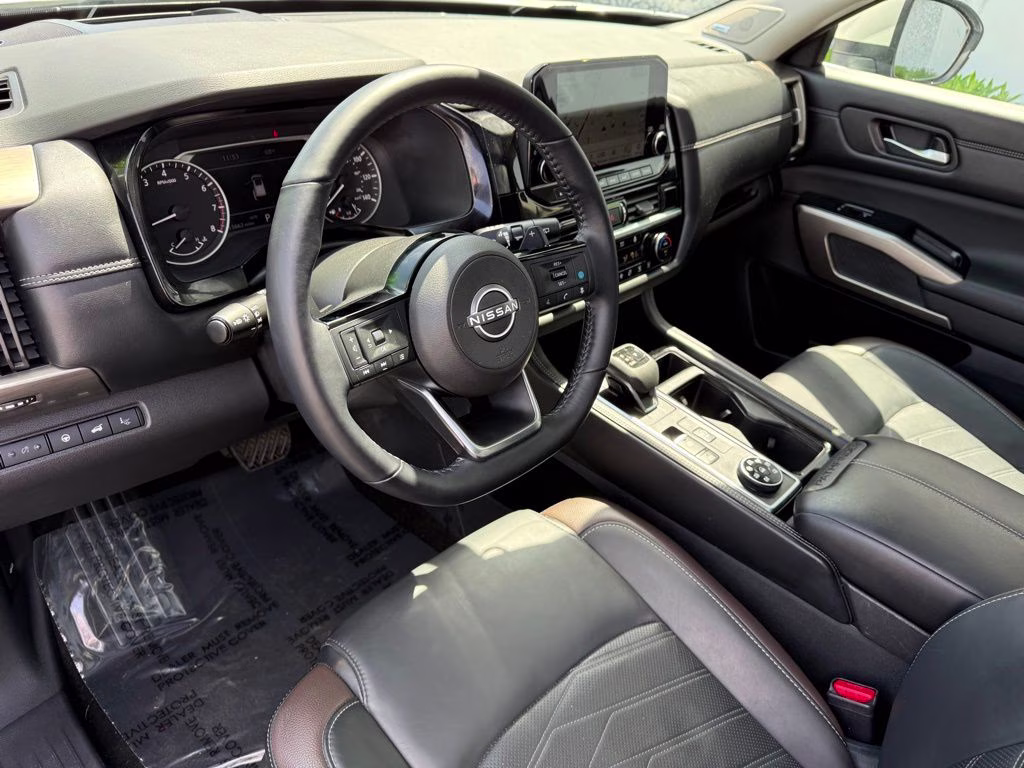 2023 Pearl White Tricoat Nissan Pathfinder Platinum 4X4 SUV