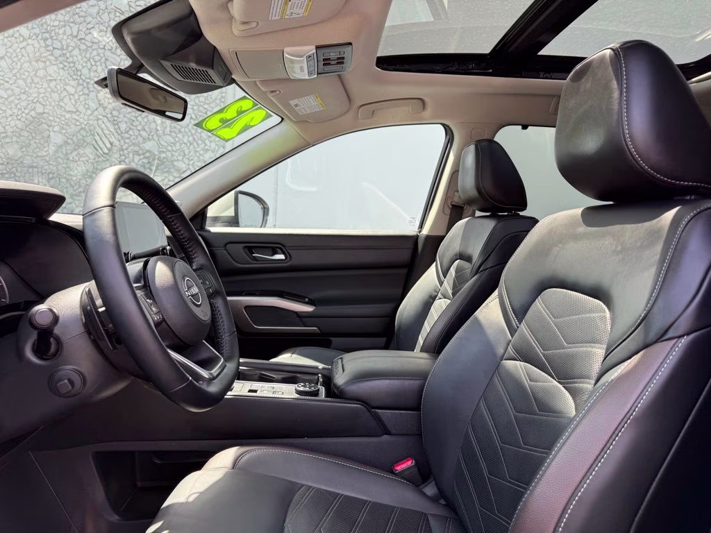 2023 Pearl White Tricoat Nissan Pathfinder Platinum 4X4 SUV