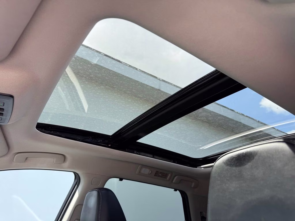 2023 Pearl White Tricoat Nissan Pathfinder Platinum 4X4 SUV