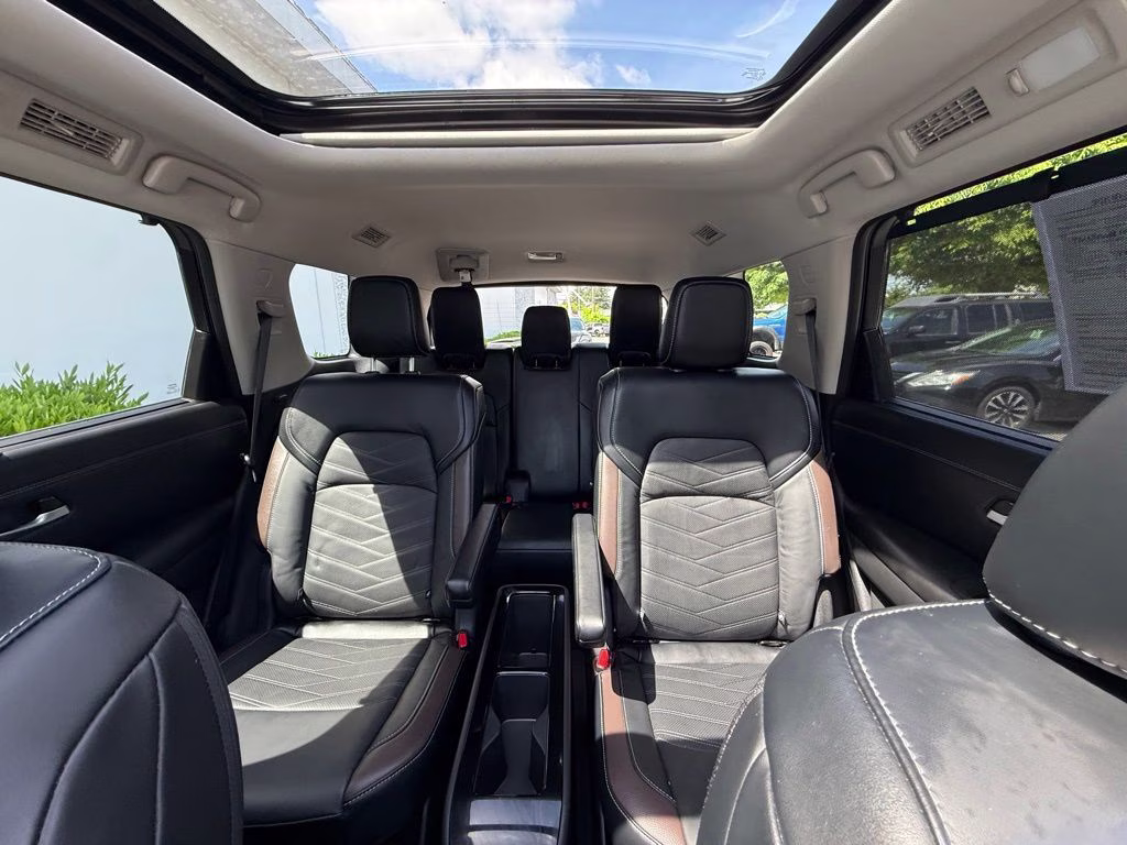 2023 Pearl White Tricoat Nissan Pathfinder Platinum 4X4 SUV